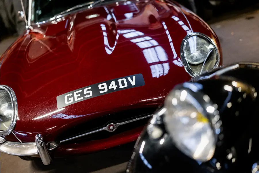 Atelier maintenance de véhicule époque