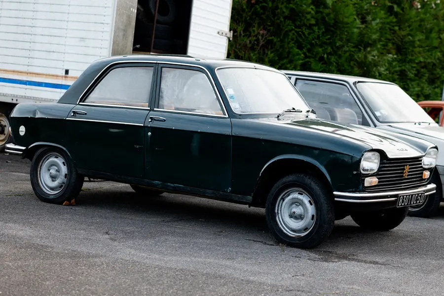 Atelier maintenance de véhicule ancien